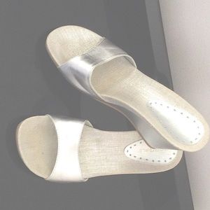 BCBG PLATFORM SANDALS SIZE 7